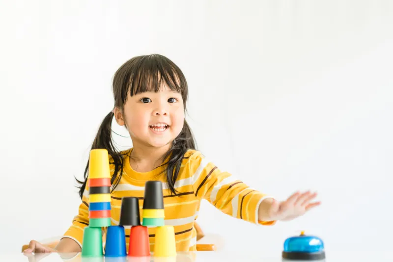 Metode montessori memungkinkan si Kecil belajar menggunakan benda-benda yang ada di sekitarnya.